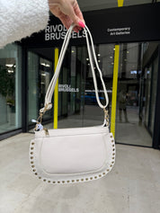 Sac en cuir beige clair à clous dorés