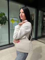 Sac en cuir beige clair à clous dorés