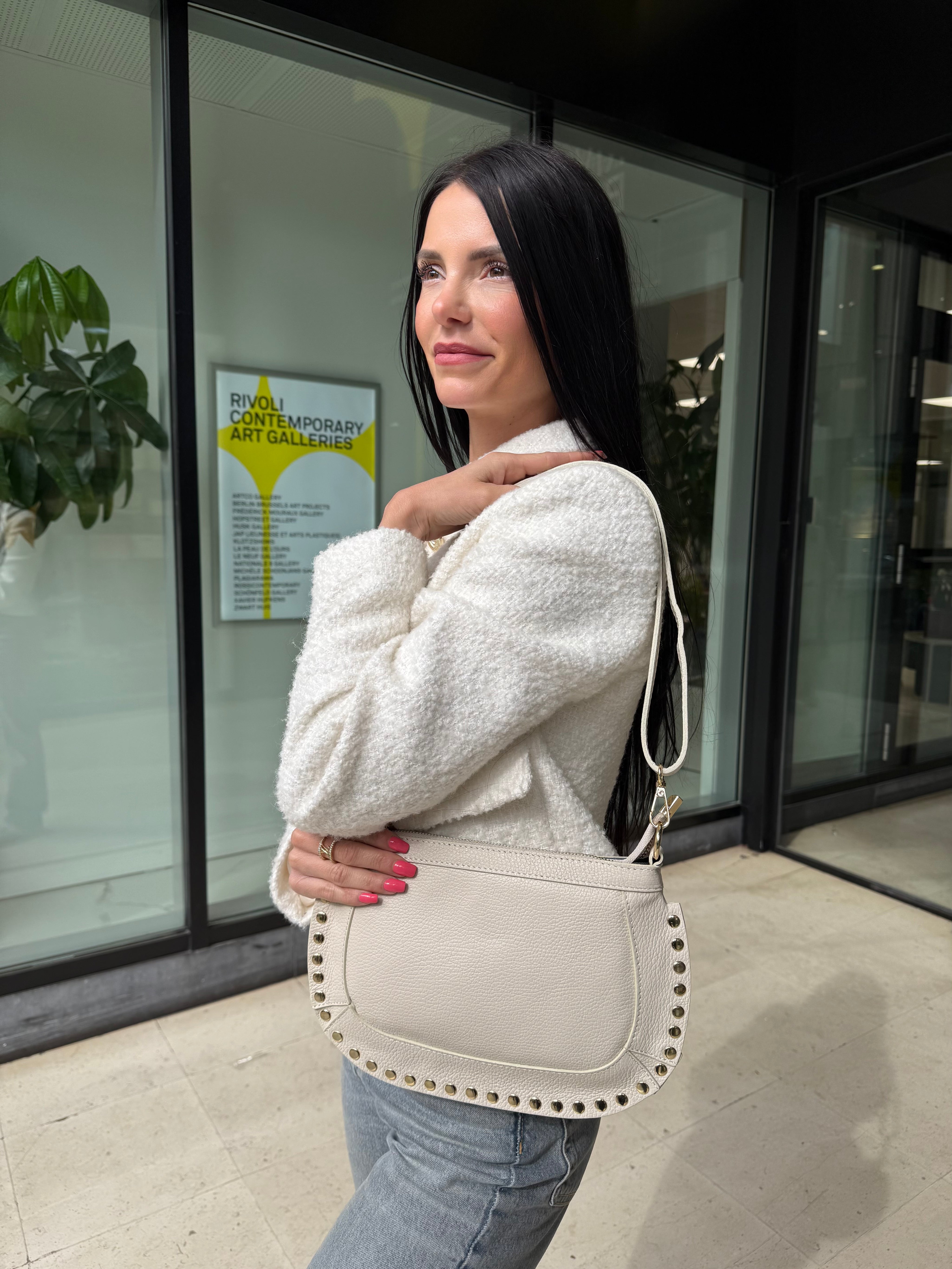 Sac en cuir beige clair à clous dorés