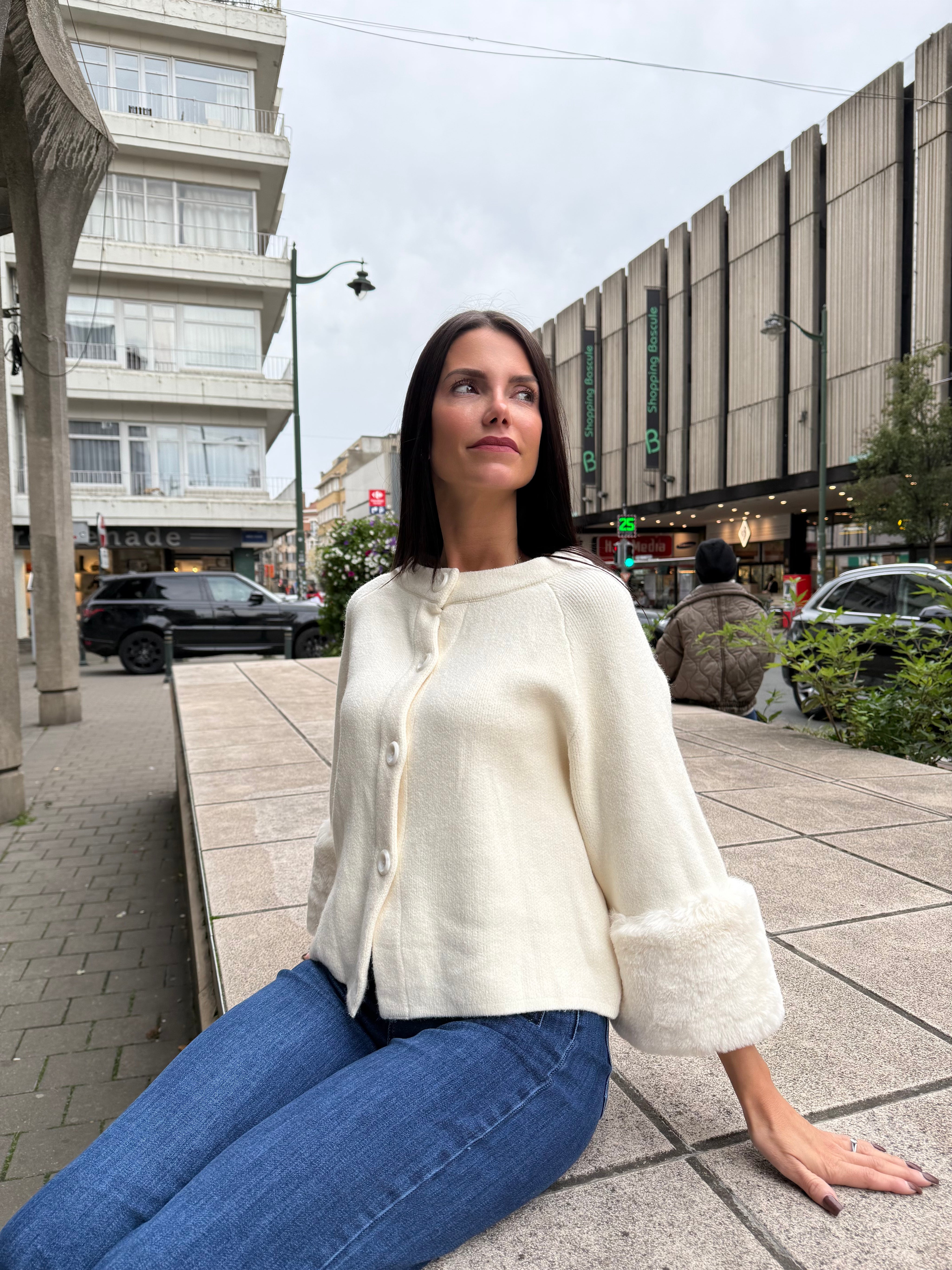 Gilet “Élégance Ivoire” – Manches Fausse Fourrure