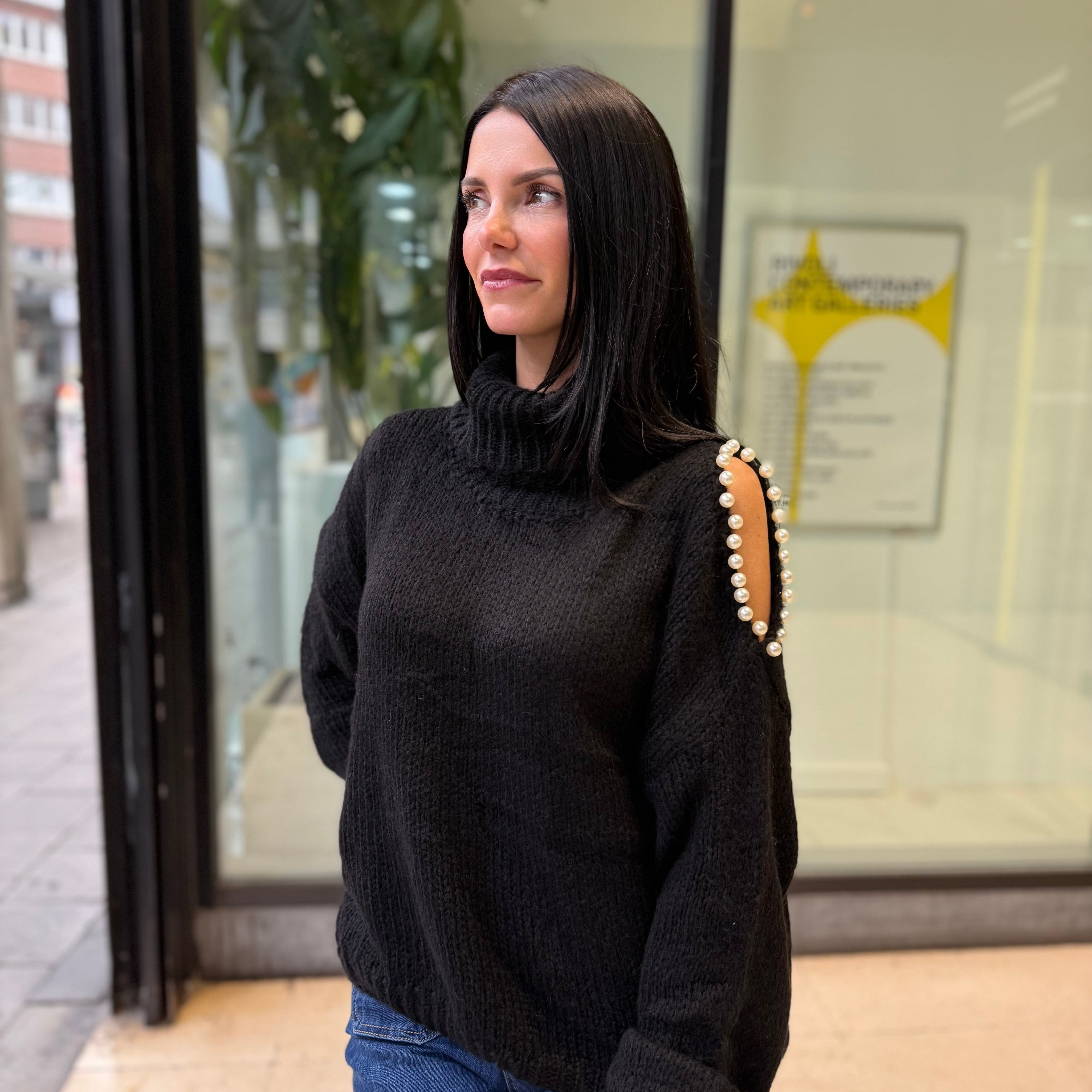 pull noir avec perles 