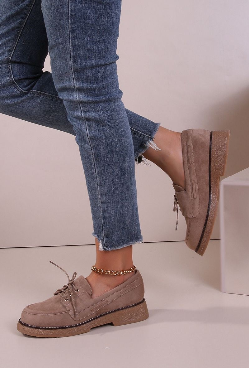 Chaussures Plates à Lacets en Suédine Beige