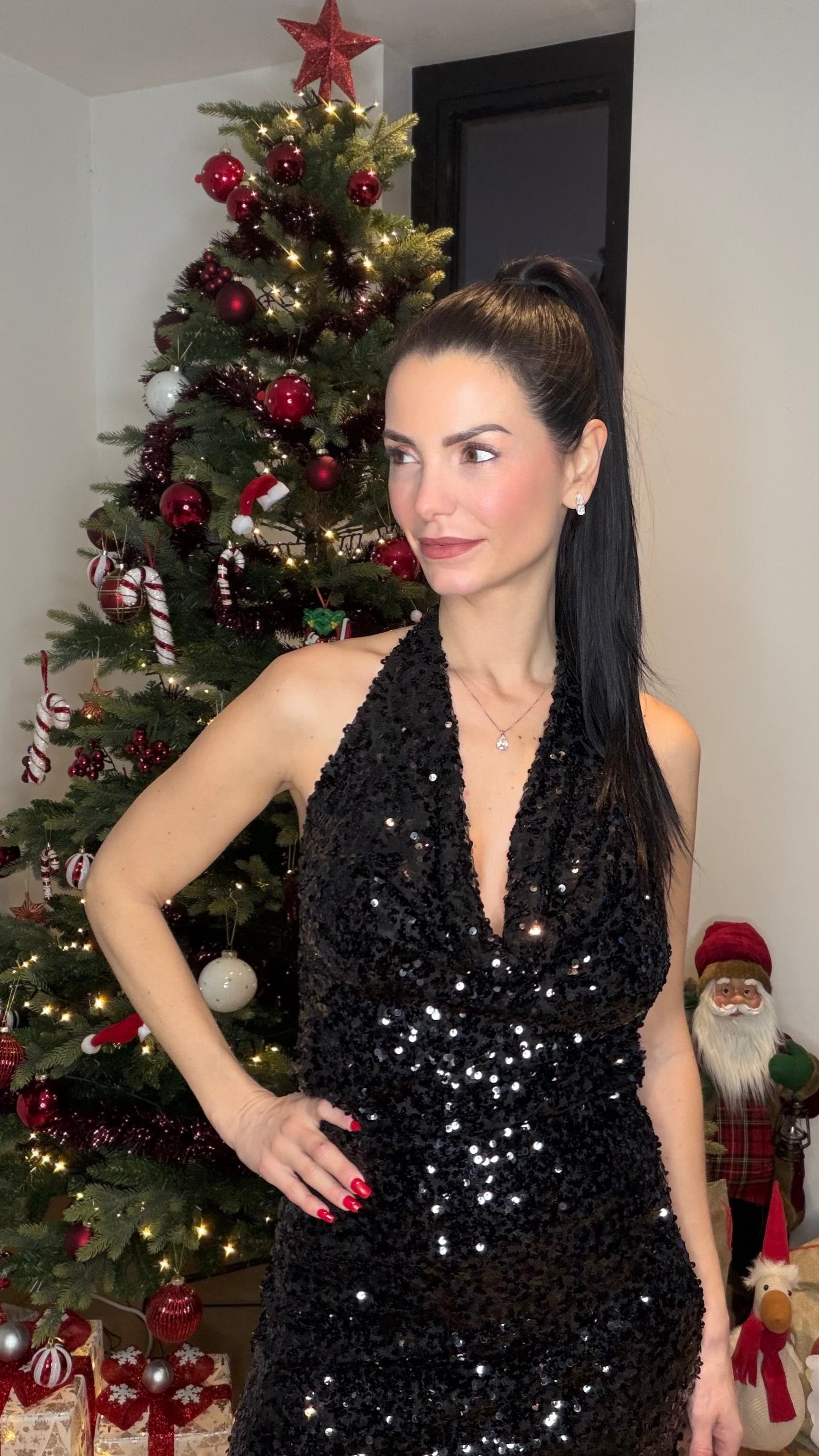 Profil ensemble jupe top noir – tenue de soirée élégante