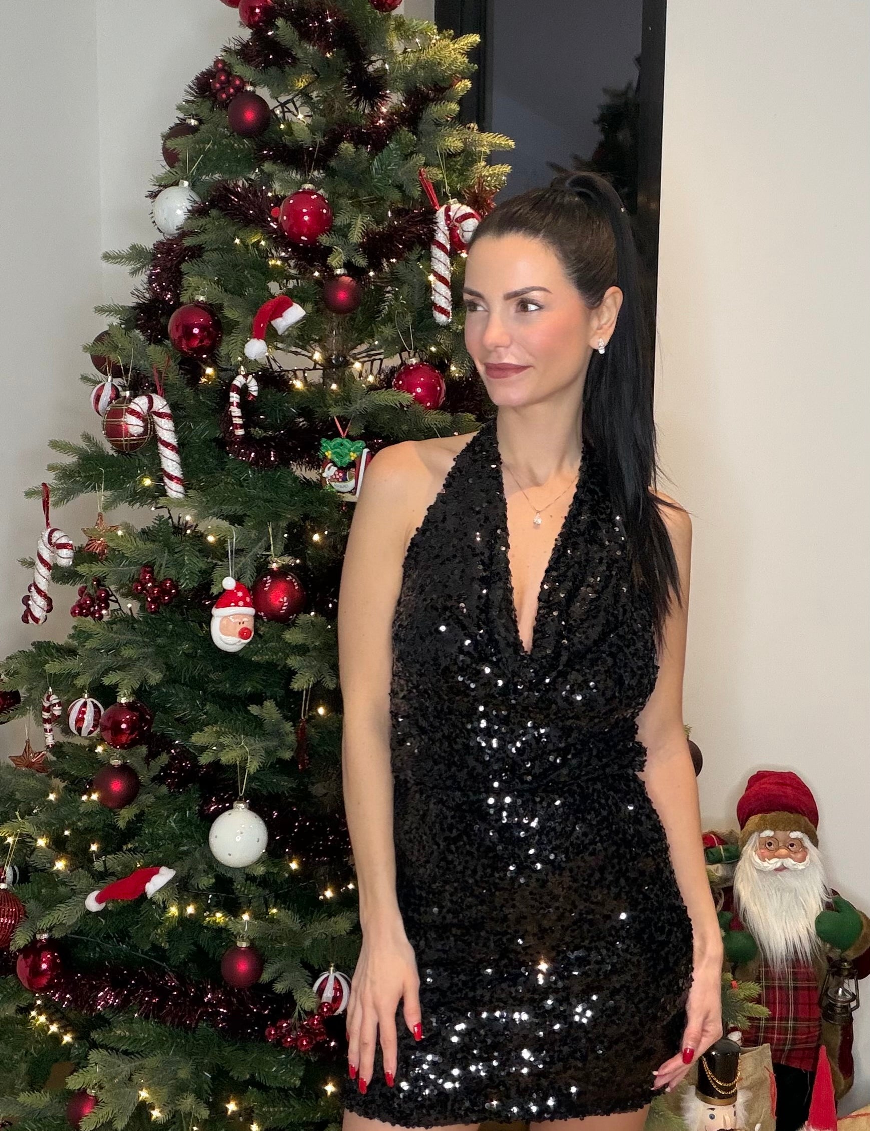 Femme portant ensemble jupe et top noir pailleté – tenue de soirée