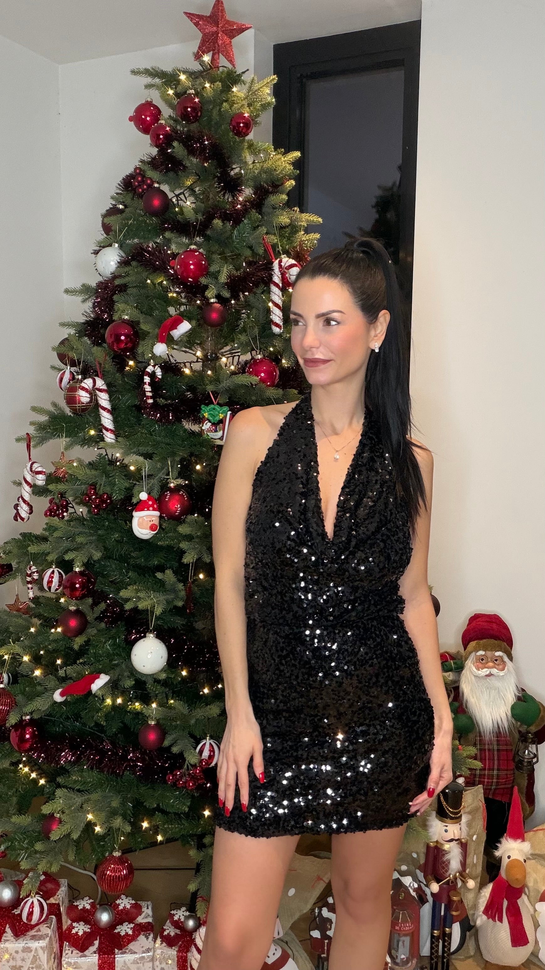 Femme portant ensemble jupe et top noir pailleté – tenue de soirée