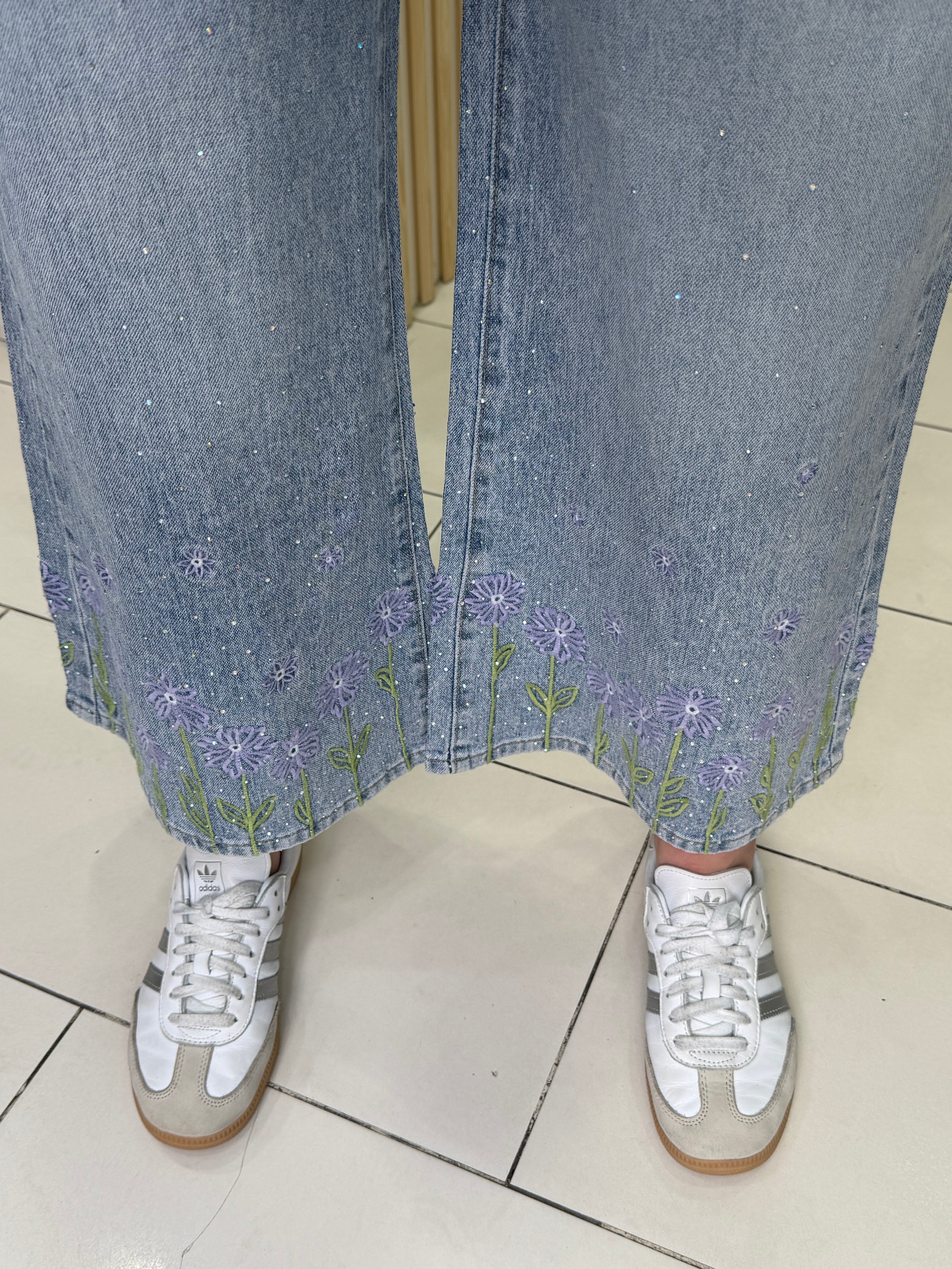 Jeans brodé fleurs et strass – coupe wide leg