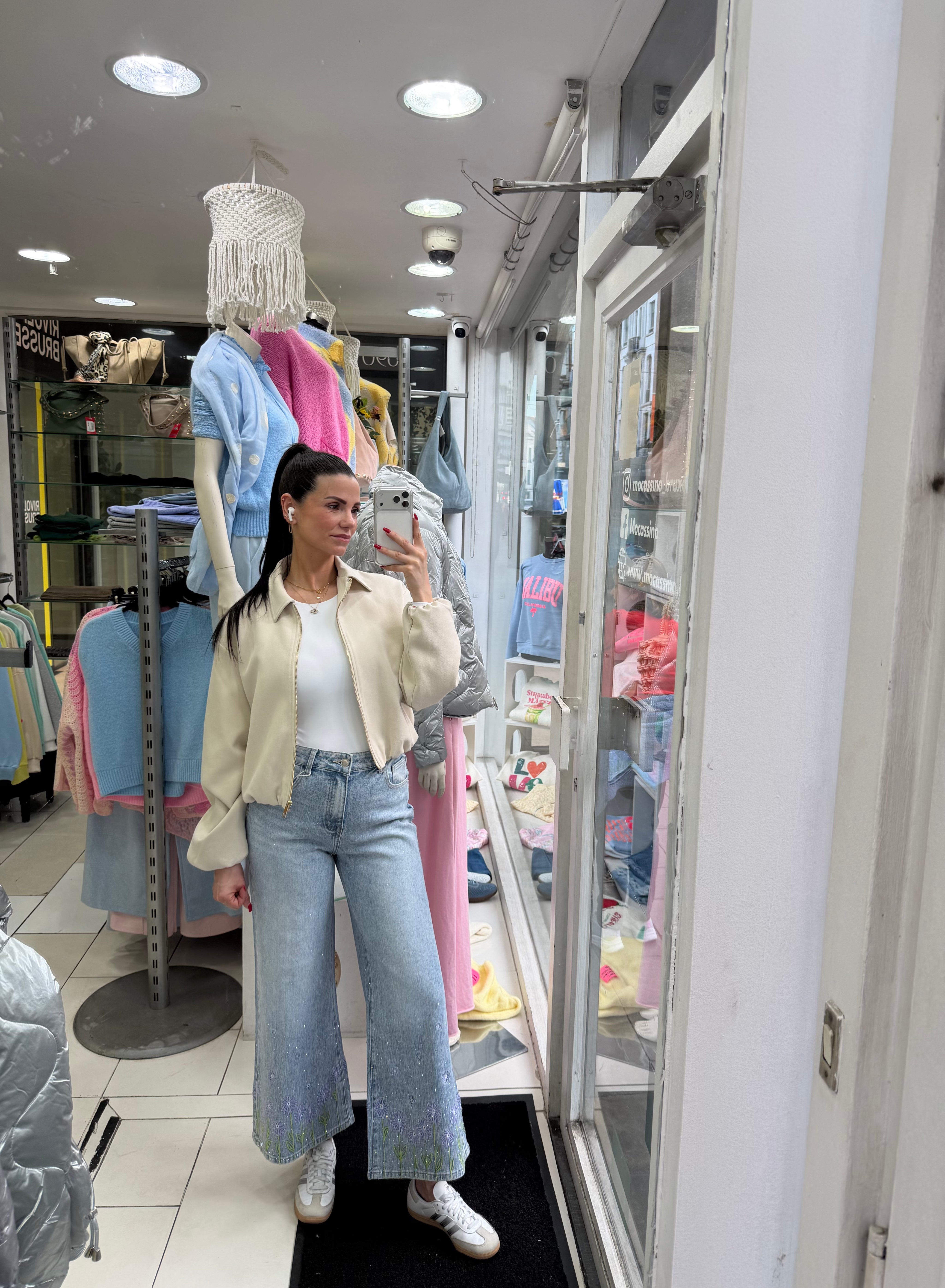 Jeans brodé fleurs et strass – coupe wide leg