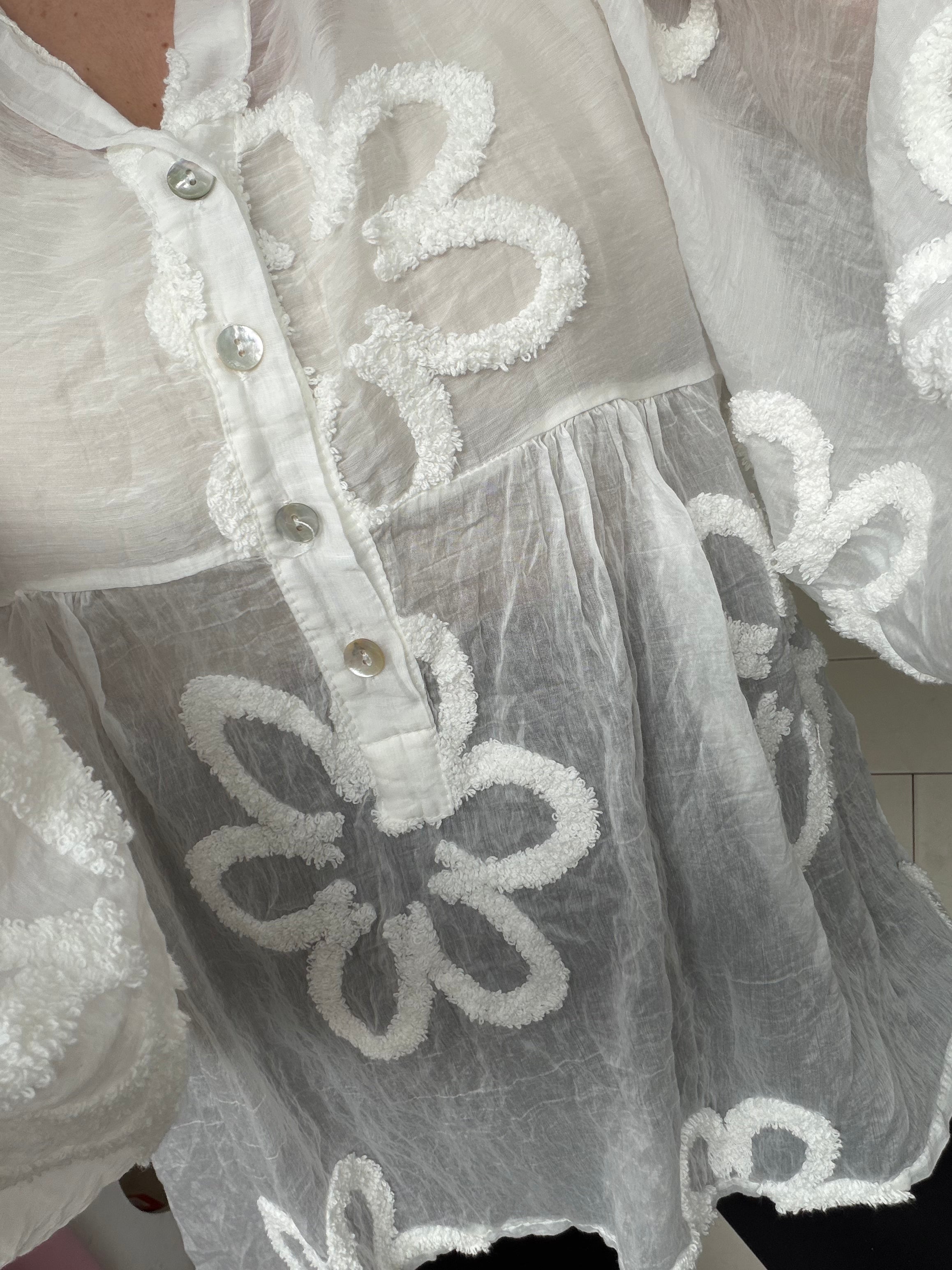 Blouse bohème à fleurs en relief - blanc