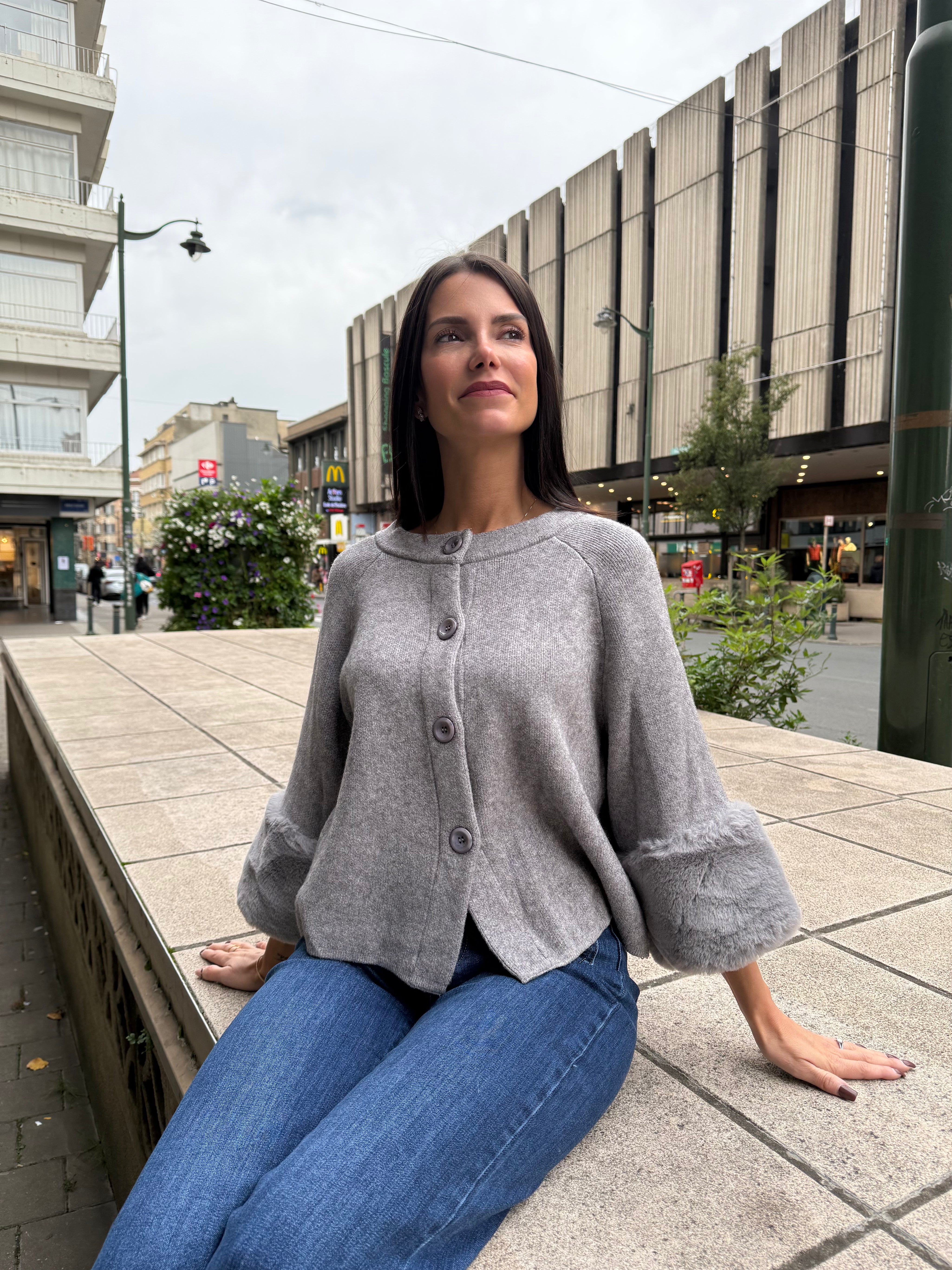 Gilet “Élégance Gris Perle” – Manches Fausse Fourrure