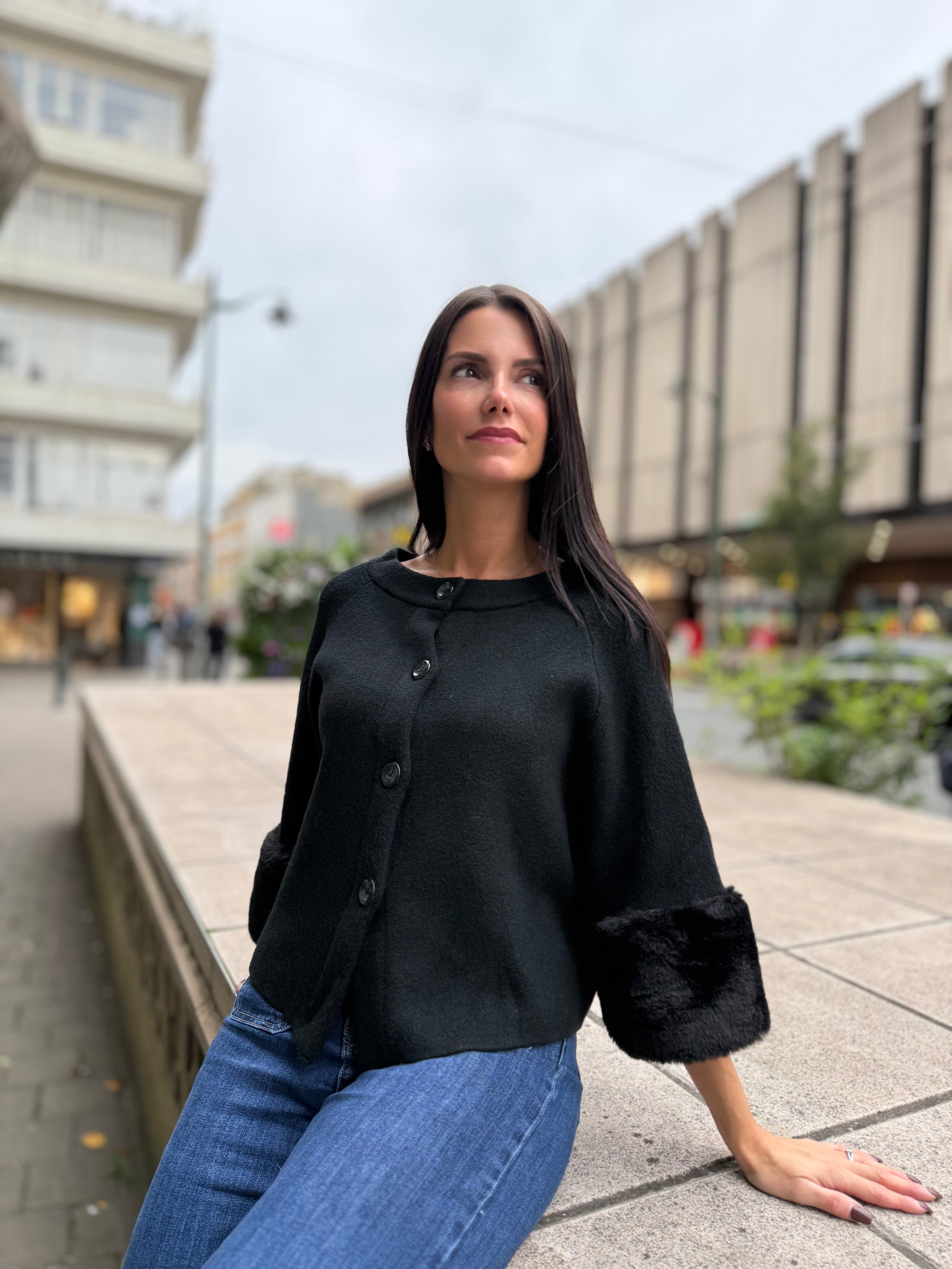 Gilet “Élégance Noir Intense” – Manches Fausse Fourrure
