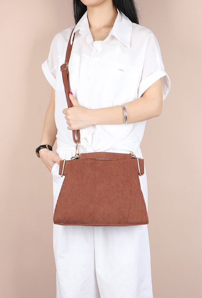 Sac en velours “Velvet Chic – Camel”
