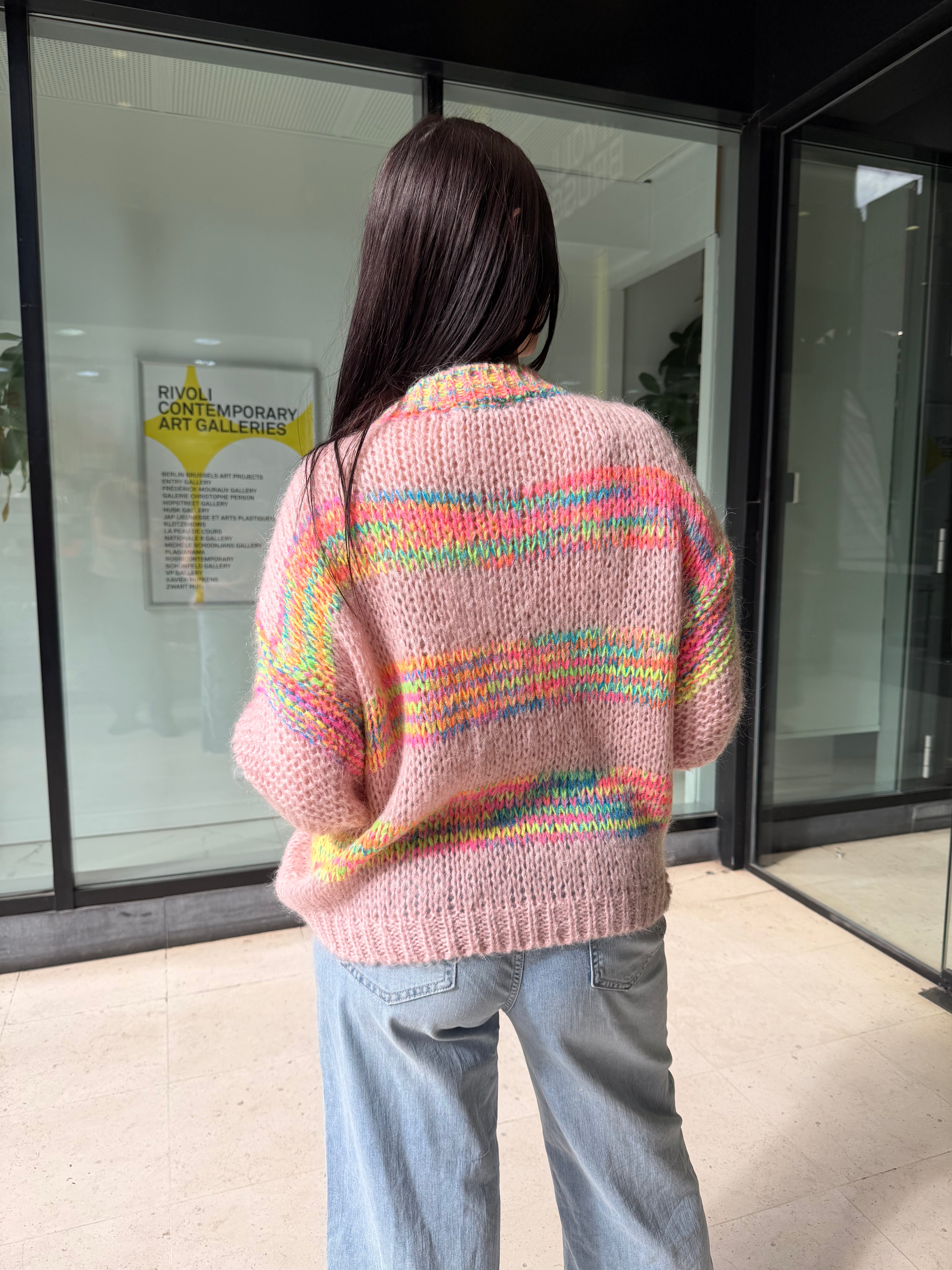 Pull multicolore col V - rose