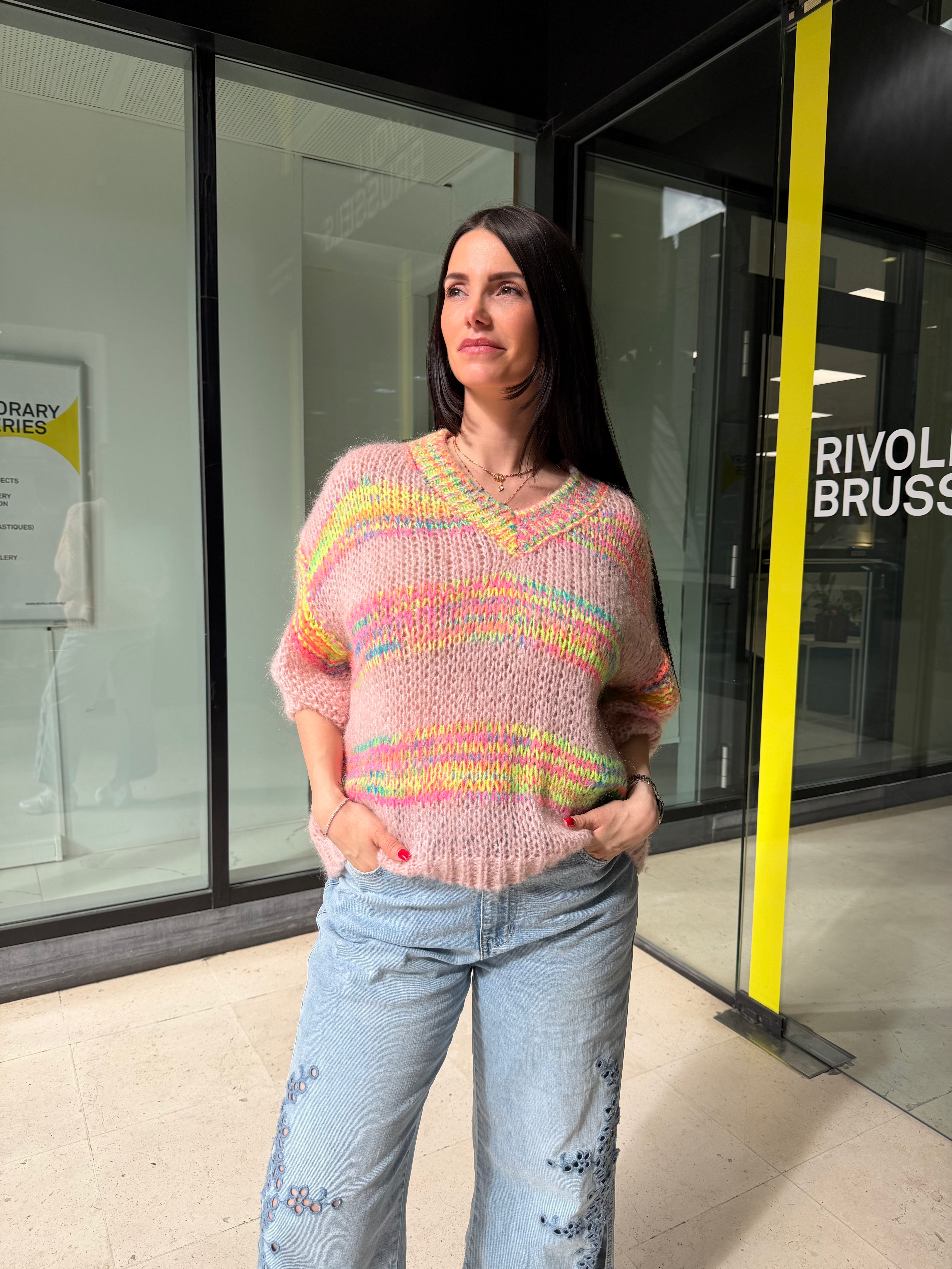 Pull multicolore col V - rose